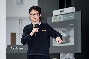 Xie Yian präsentiert sein Mustang-Modell auf der Auto Shanghai 2025