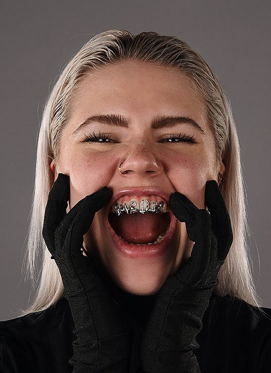 Bild studentische Arbeit: ‚Sourire éclatant‘ von Charlize Felten; Foto: Petra Jaschke | grills